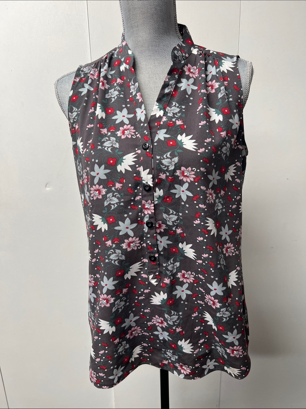CAbi Sleeveless Gray Floral Button-Placket Top